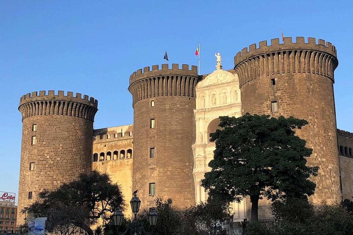 velký hrad se dvěma věžemi na vrcholu