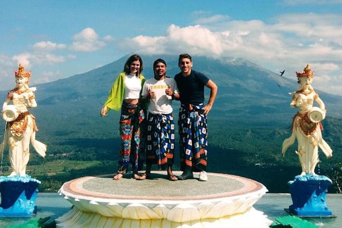 un gruppo di tre persone in piedi in cima a un monumento