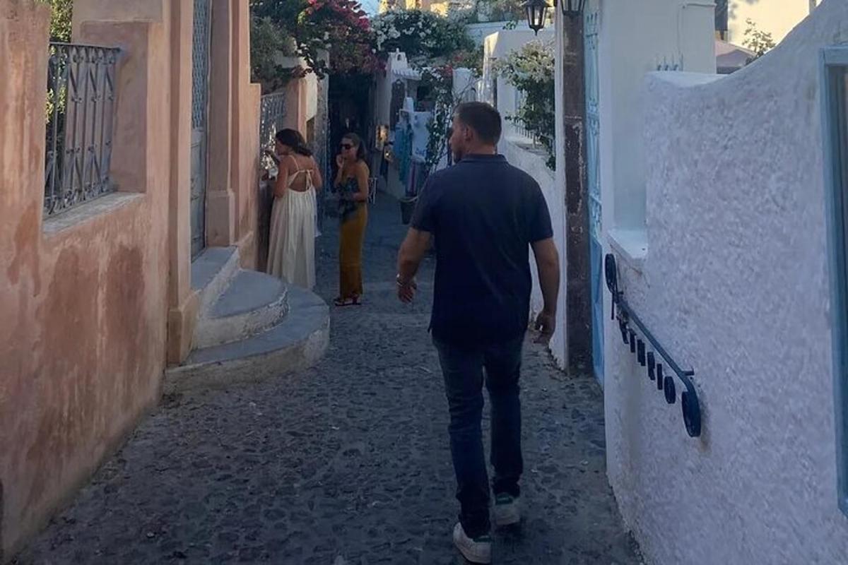 muž jdoucí po ulici v uličce