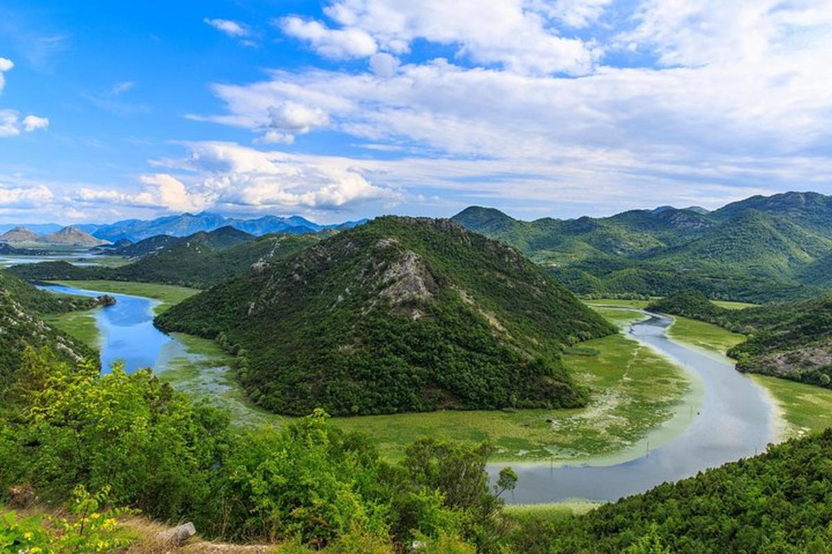 pogled na reko z gorami v ozadju