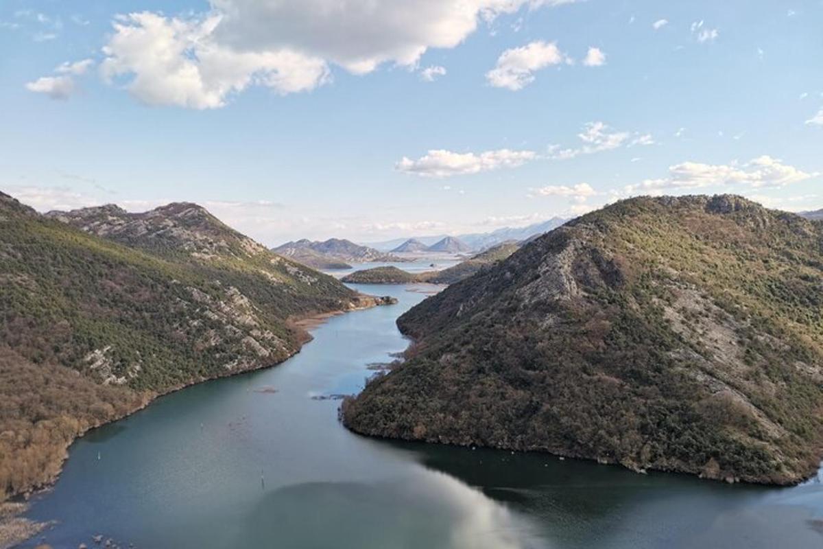 Zračni pogled na reko med dvema gorama
