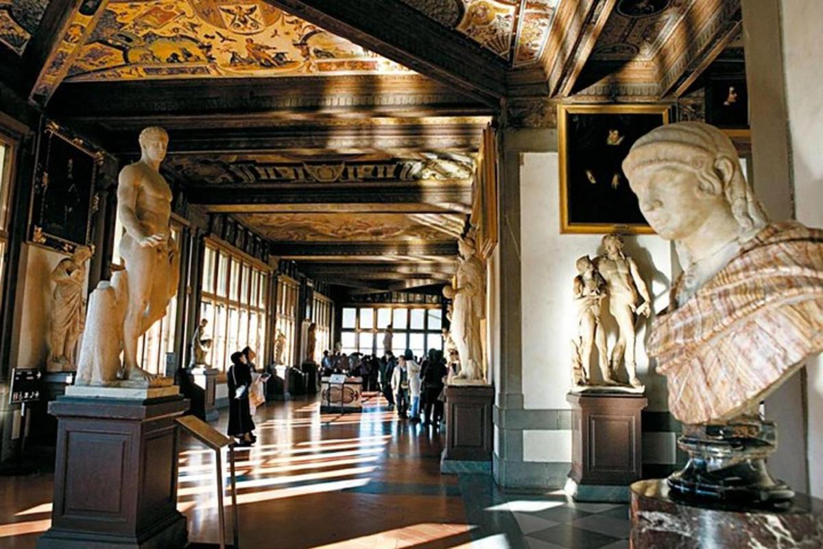 um museu com estátuas em exposição em um prédio