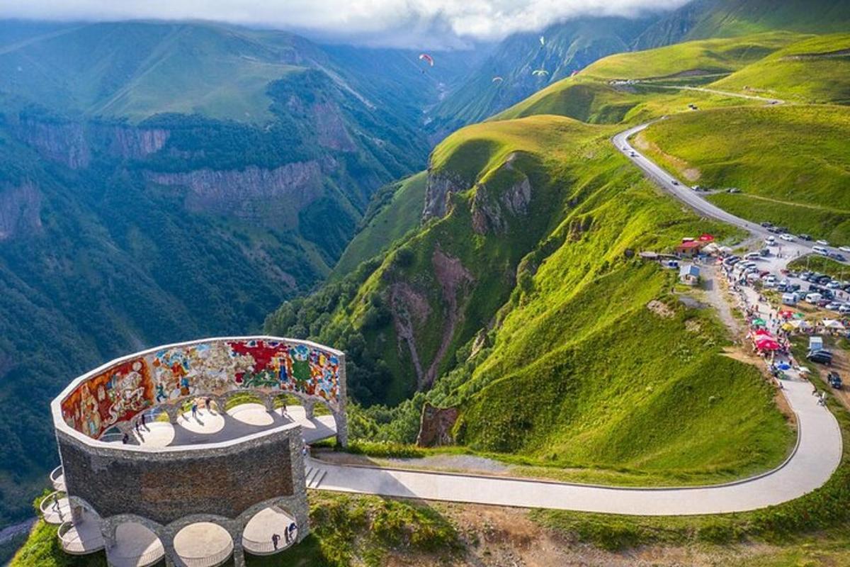 un edifici al cim d'una muntanya amb una carretera