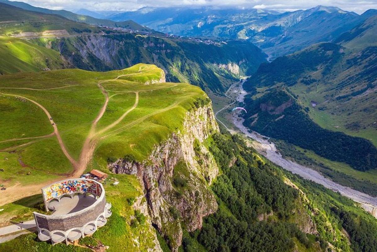 un edifici al vessant d'una muntanya
