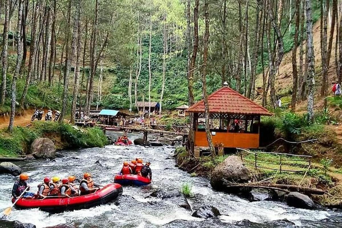 Skupina lidí sjíždí řeku na raftech
