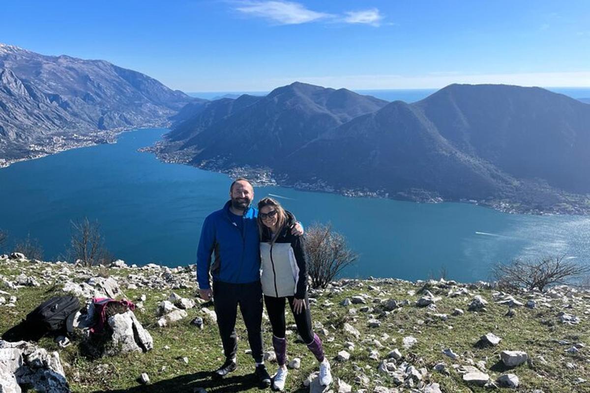 um homem e uma mulher em pé no topo de uma montanha