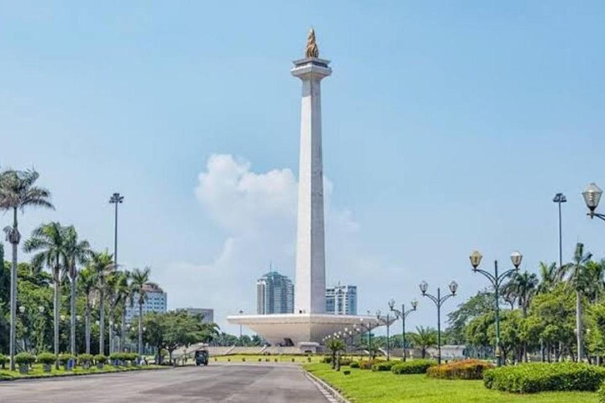 một tượng đài cao ở giữa công viên