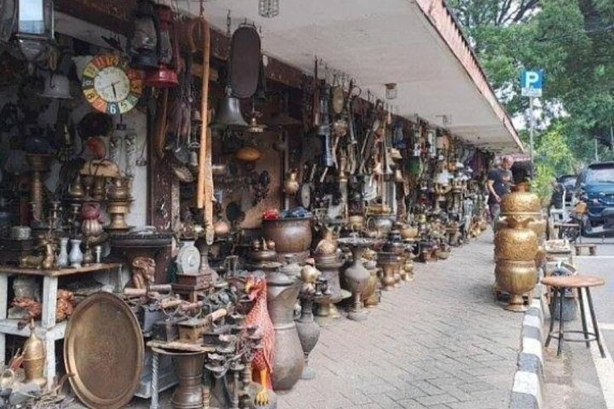 متجر مليء بالعديد من الأواني والمزهريات في الشارع