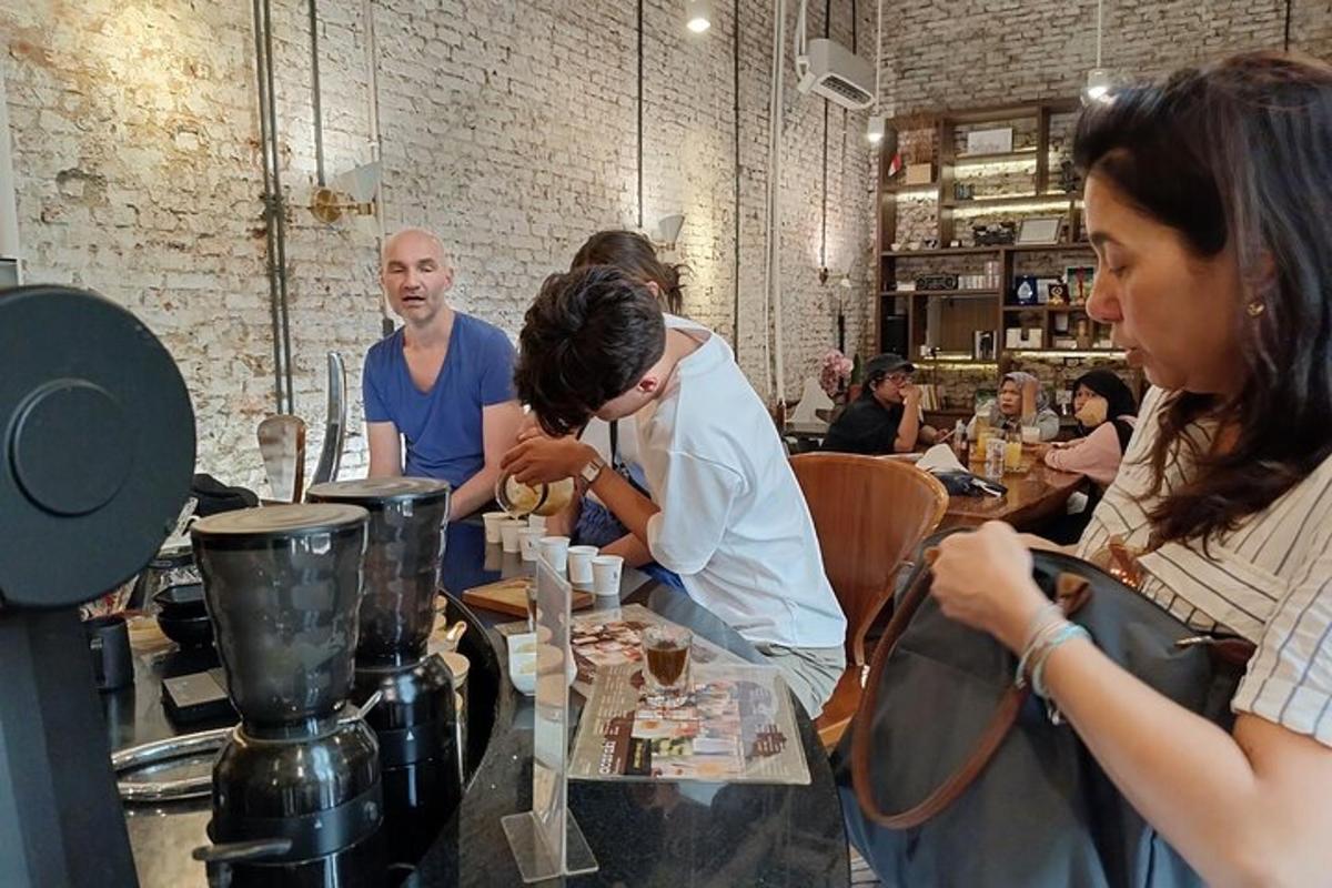 un grup de persones assegudes a una taula en un restaurant
