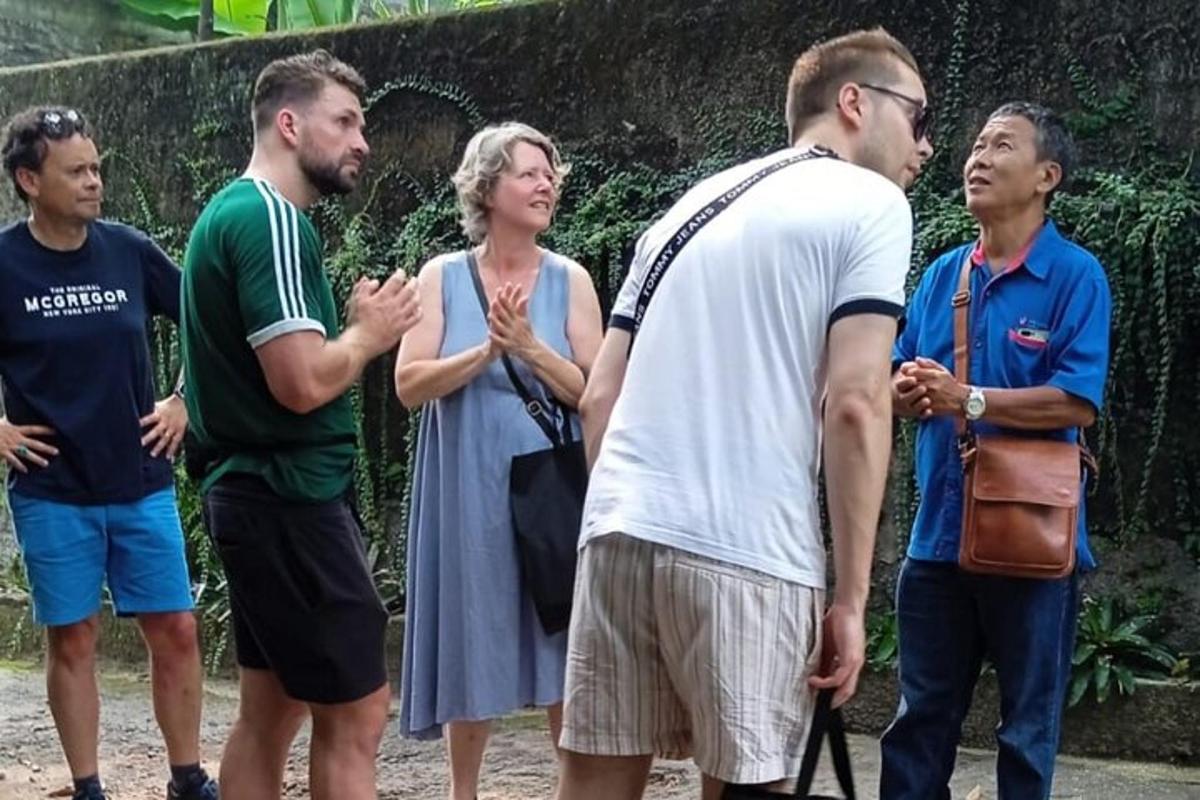 un grup de persones dretes davant d'una font