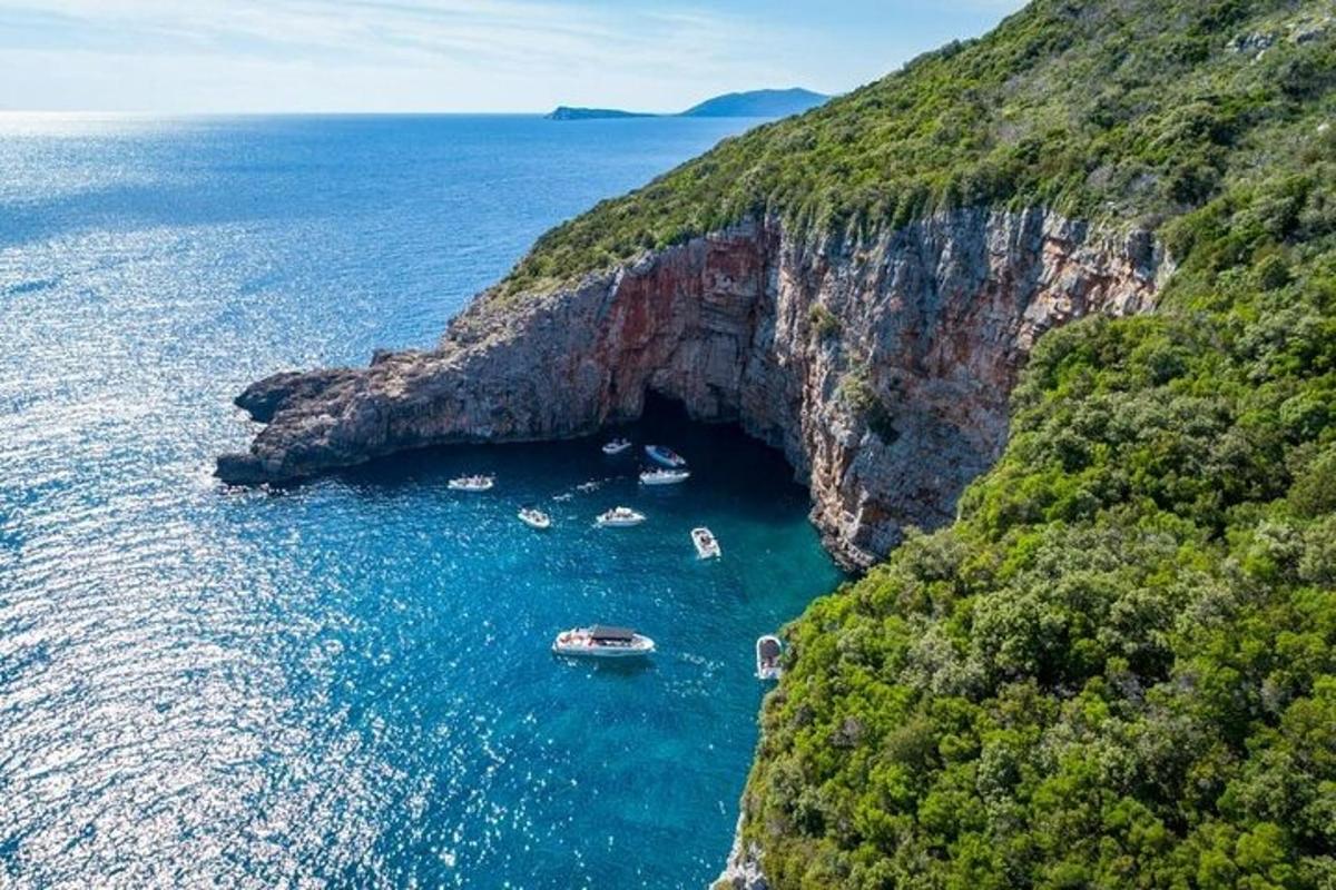 sebuah pulau dengan bot di dalam gua di dalam air