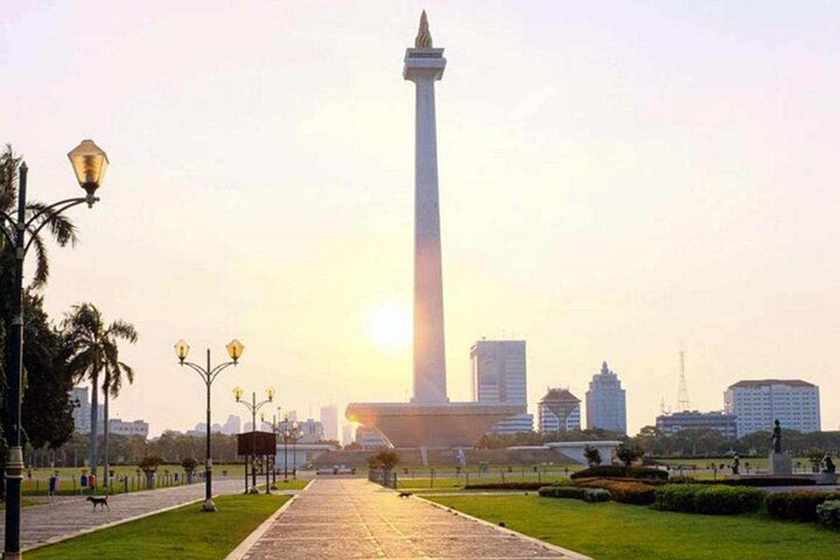 Pohled na Washingtonský monument ve městě