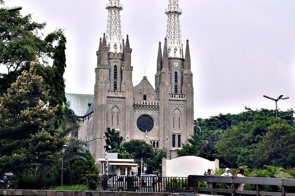 una vecchia cattedrale con due torri in cima