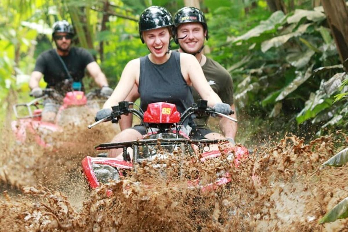 zwei Männer fahren auf einem Dirtbike durch ein Feld