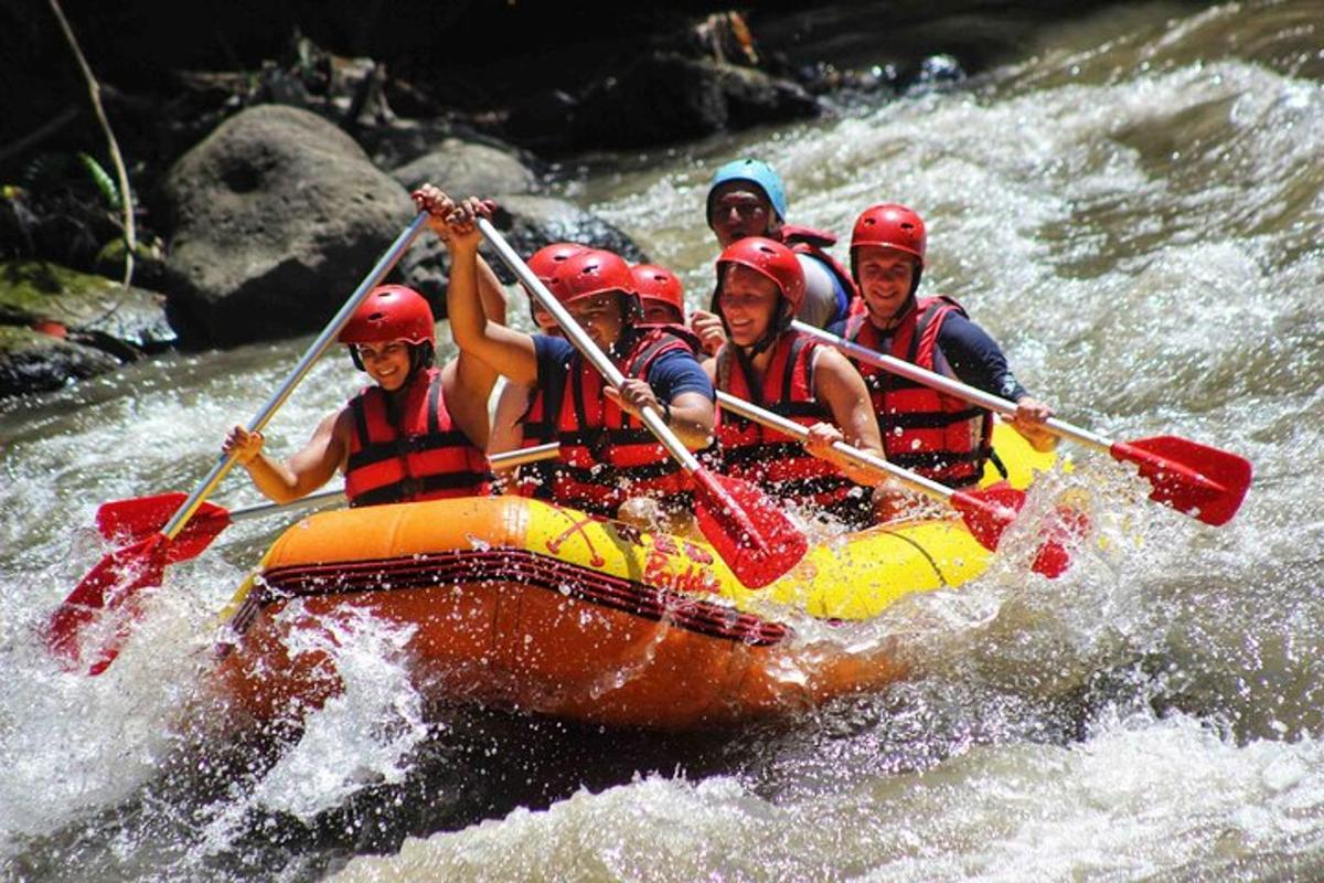 eine Gruppe von Menschen in einem Floß in einem Fluss