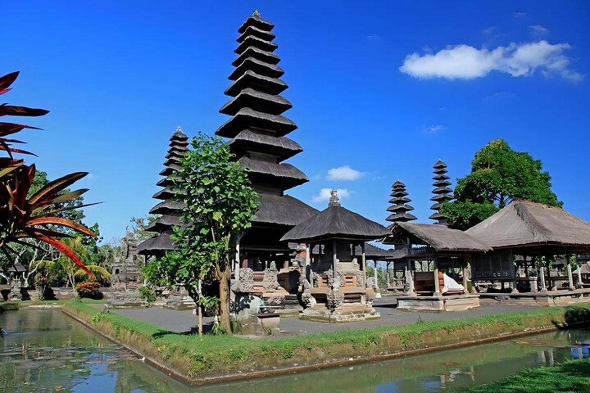 bangunan besar dengan menara besar bersebelahan sungai