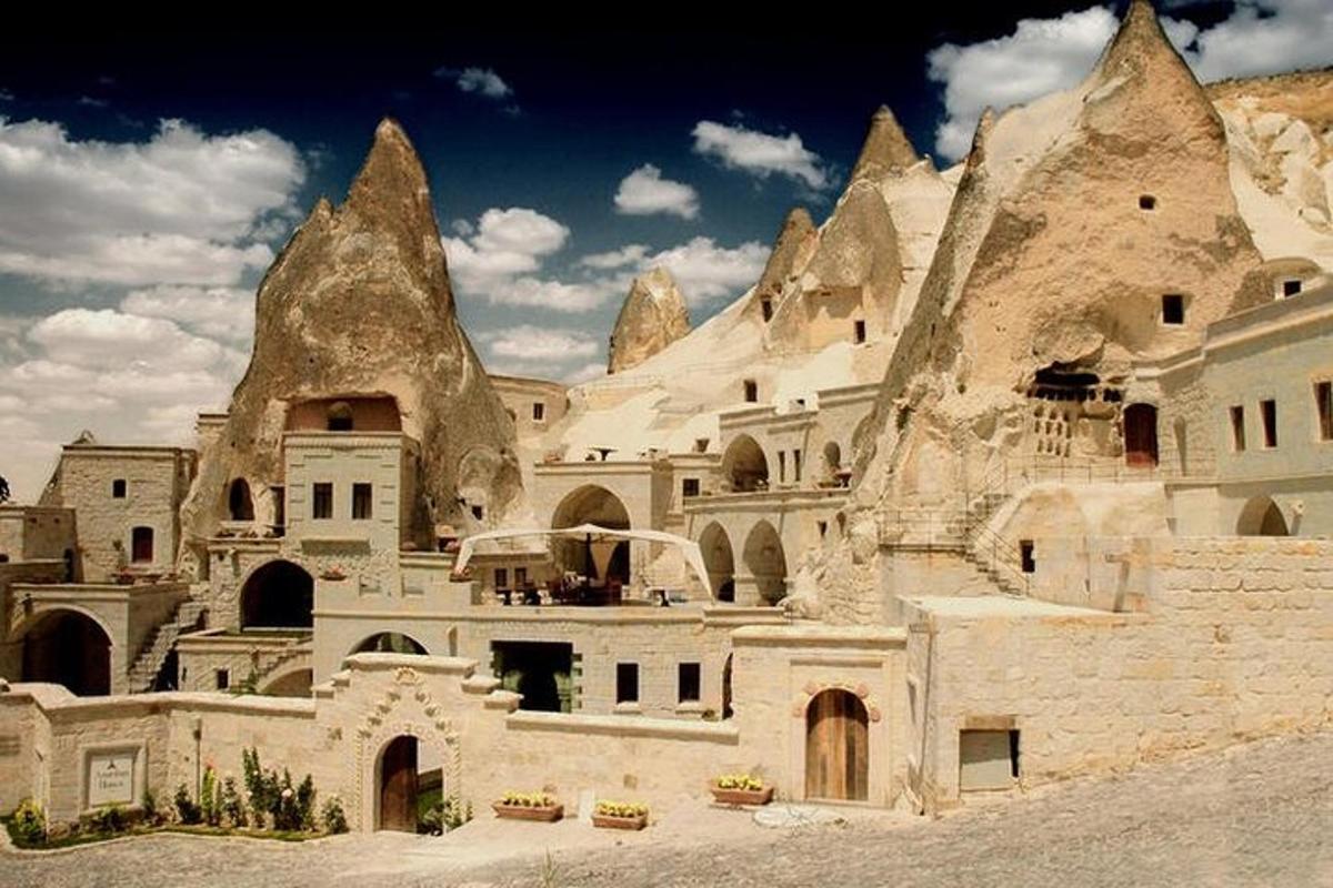 un grande edificio con un mucchio di edifici