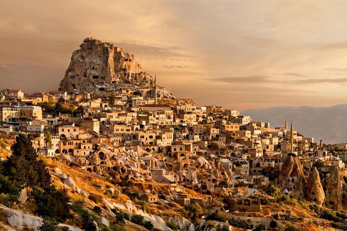 una città su una collina con una montagna