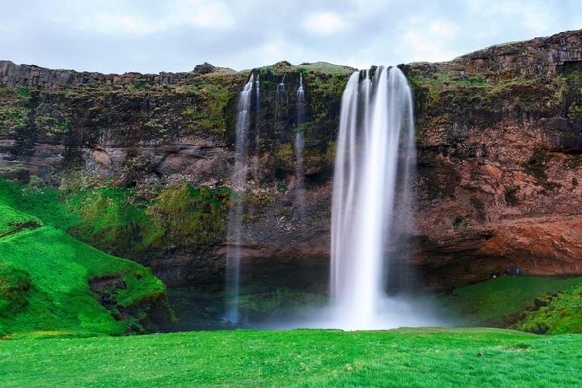 una cascada al costat d'un penya-segat