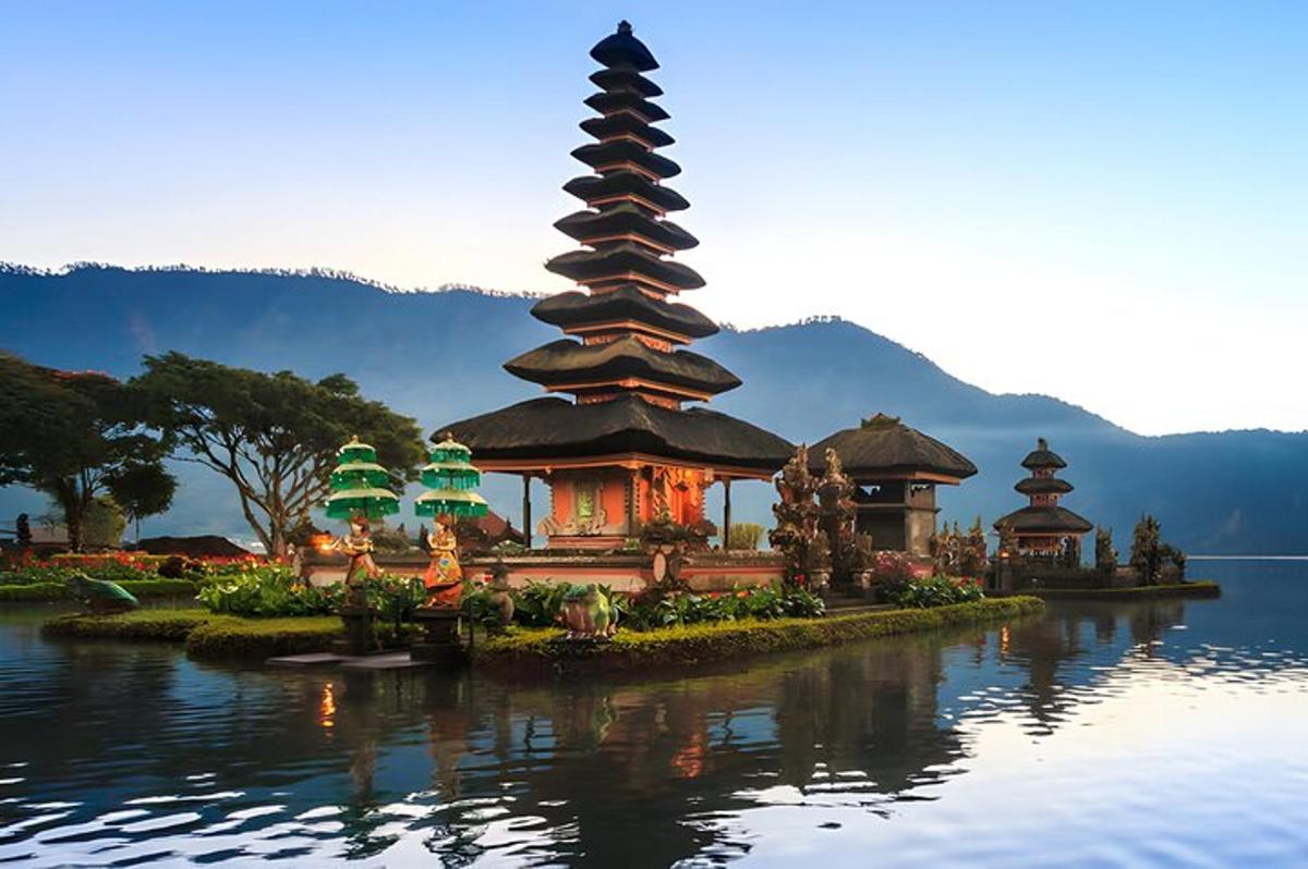un'isola in mezzo a un lago con una pagoda