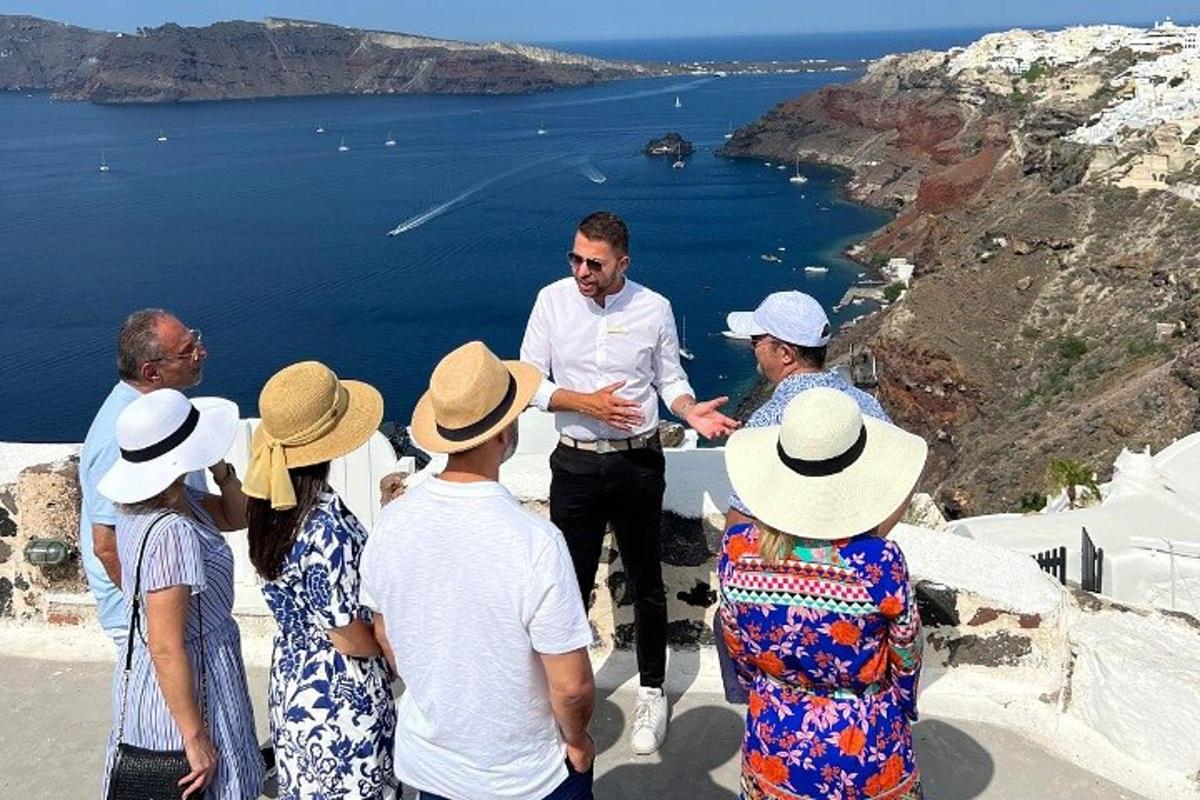 grupp inimesi, kes vaatavad riffil seisvat meest