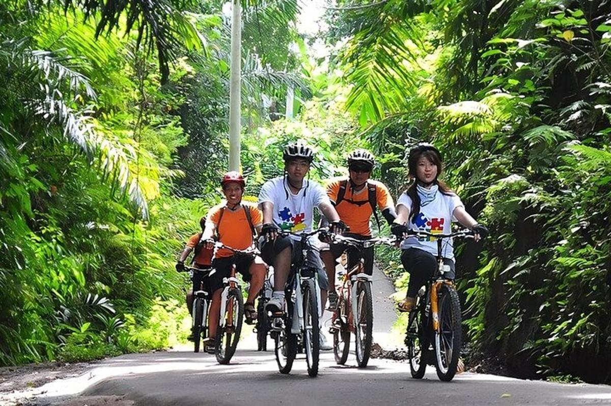 sekumpulan orang menunggang basikal di jalan raya