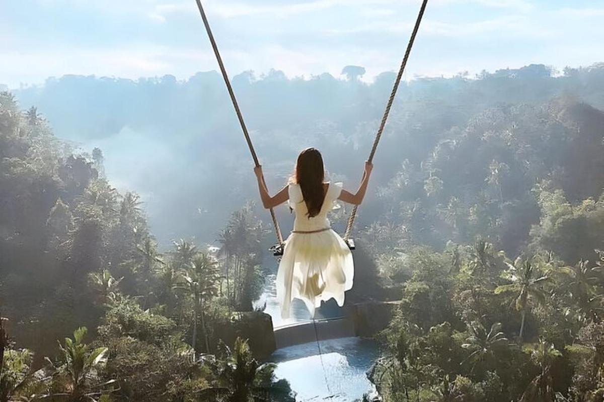 seorang wanita berayun di atas buaian di dalam hutan
