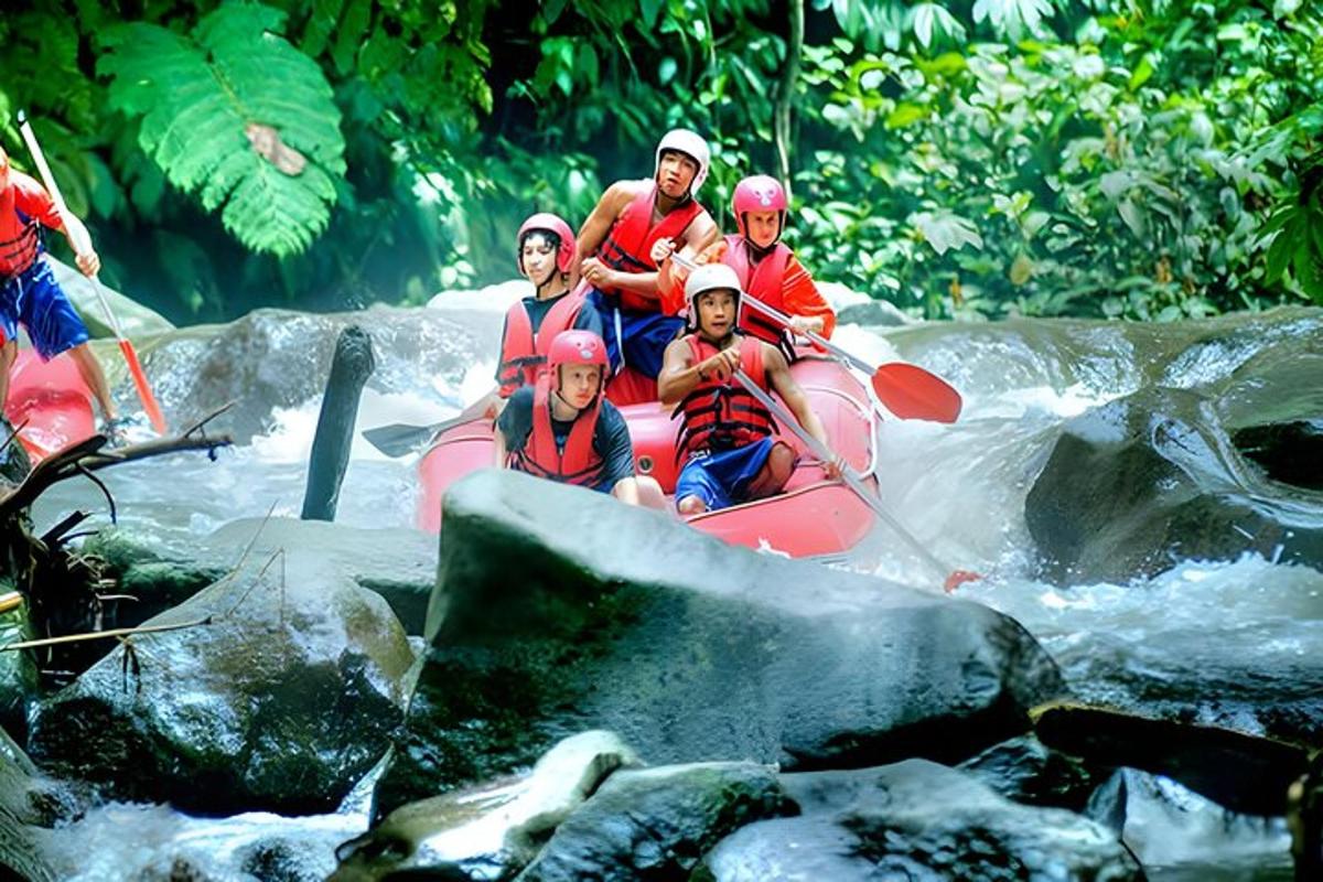 un grup de persones en una bassa en un riu