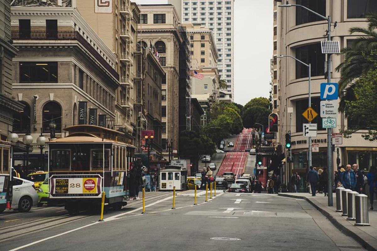 Una calle de la ciudad con un tranvía en una calle muy transitada