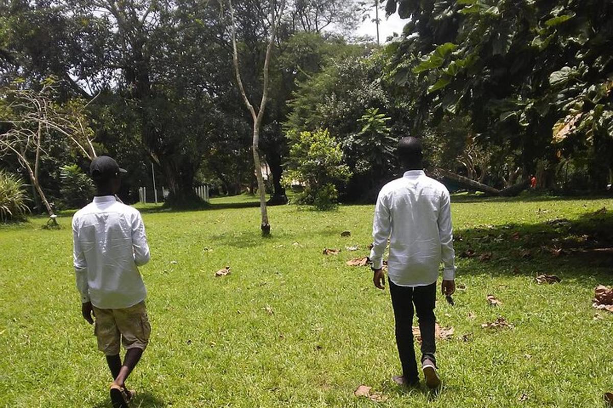 due uomini che camminano sull'erba in un parco