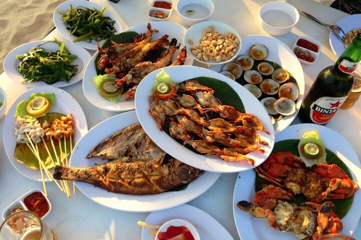 meja dengan piring berisi makanan laut dan makanan lainnya