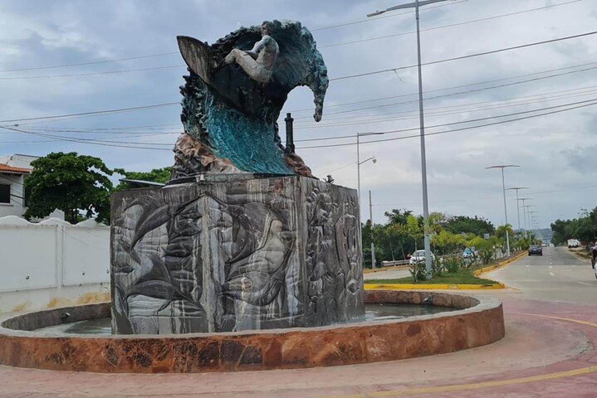 patung burung yang duduk di atas air pancut