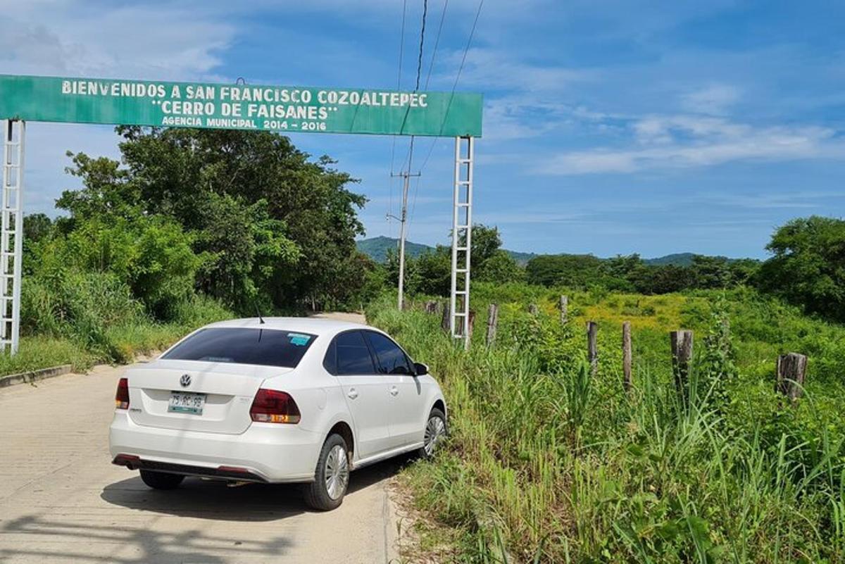 bílé auto zaparkované na kraji silnice