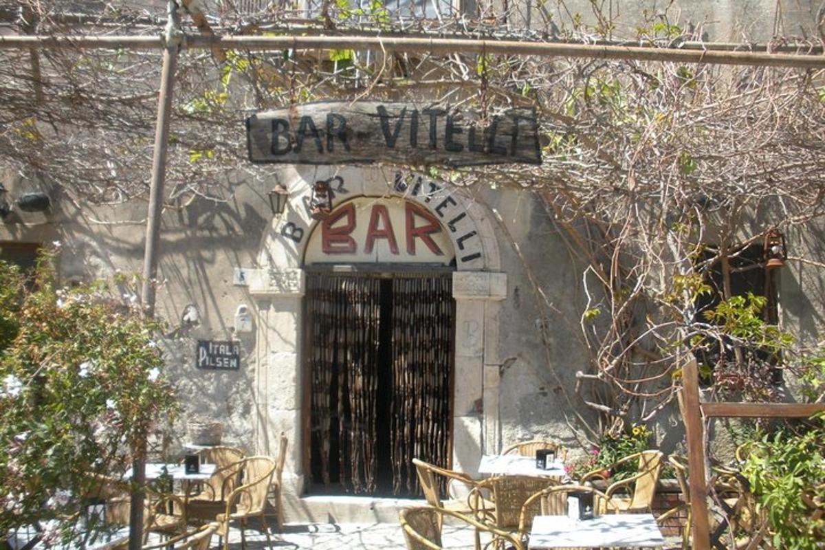 un bar con un cartello sopra una porta