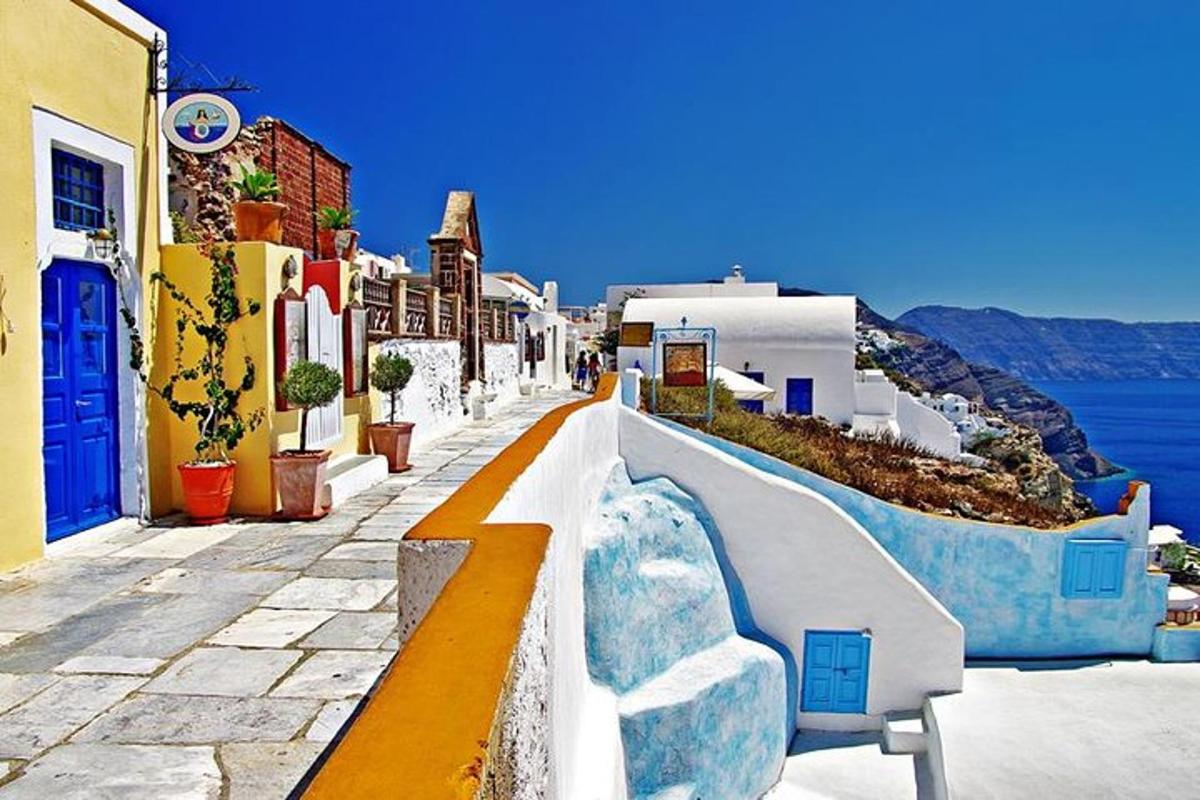 un carrer d'una ciutat amb edificis i l'oceà