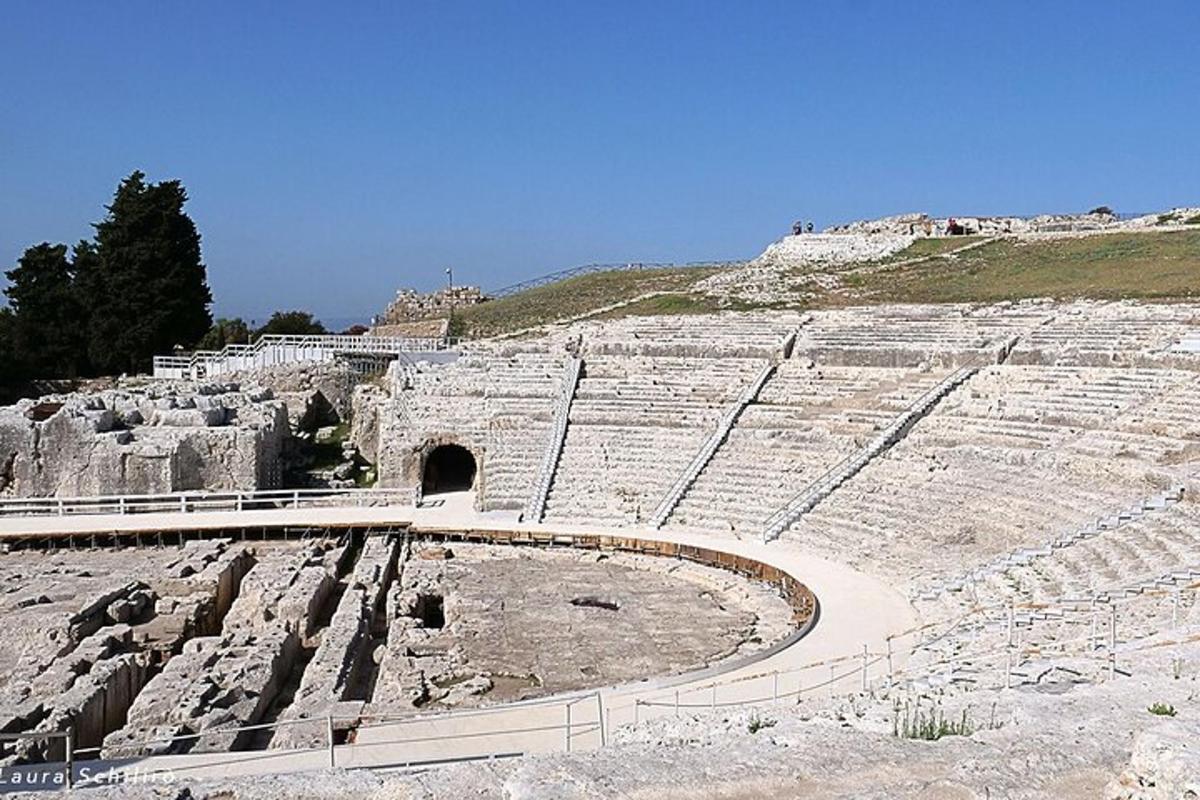 egy üres amfiteátrum, háttérben egy dombbal