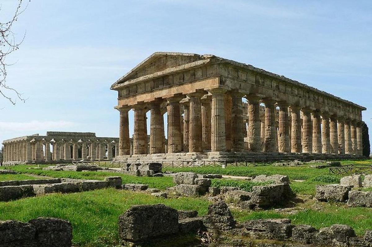 ένα μεγάλο πέτρινο κτίριο με κίονες σε ένα χωράφι