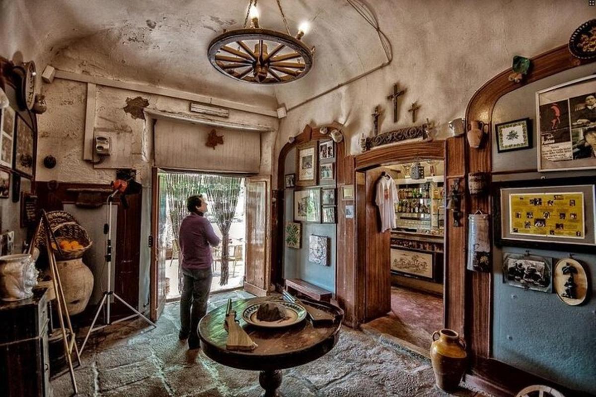 un uomo in piedi in una stanza che guarda fuori dalla finestra