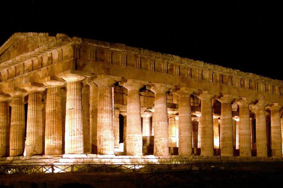 ένα κτίριο φωτισμένο τη νύχτα