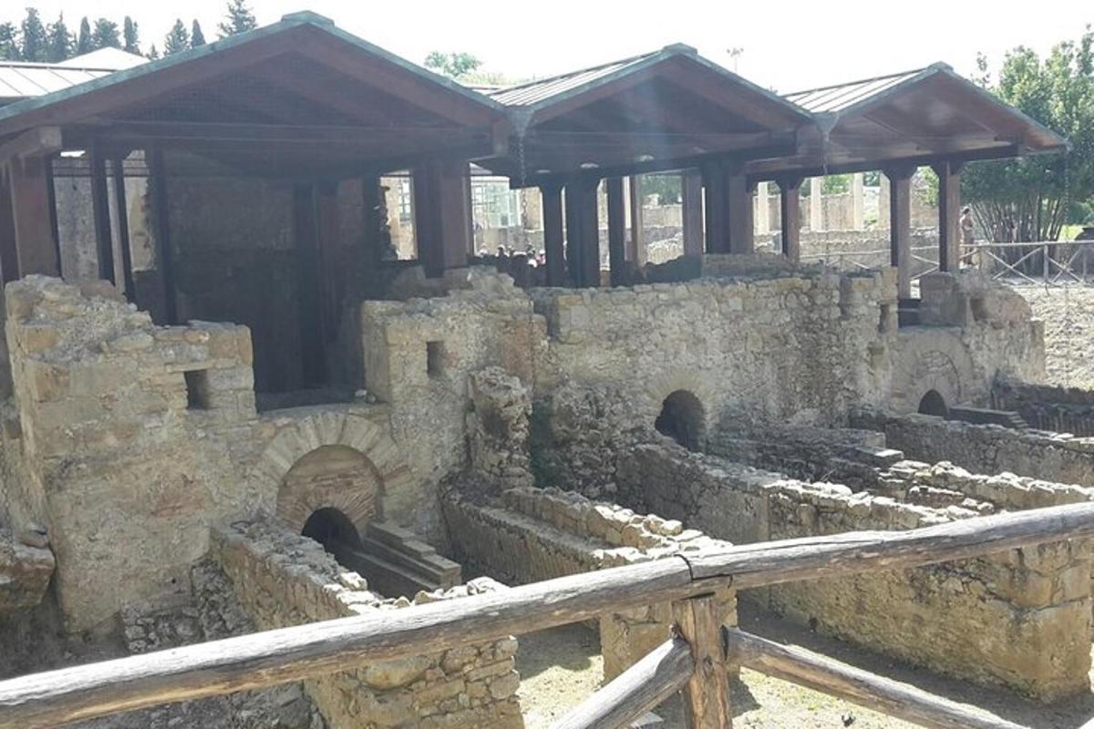 kamienny budynek z budynkiem, w którym znajdują się tunele