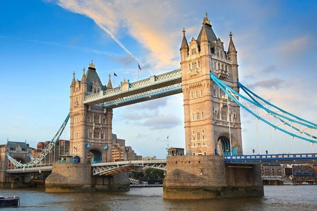 eine Hängebrücke in London mit einem Regenbogen