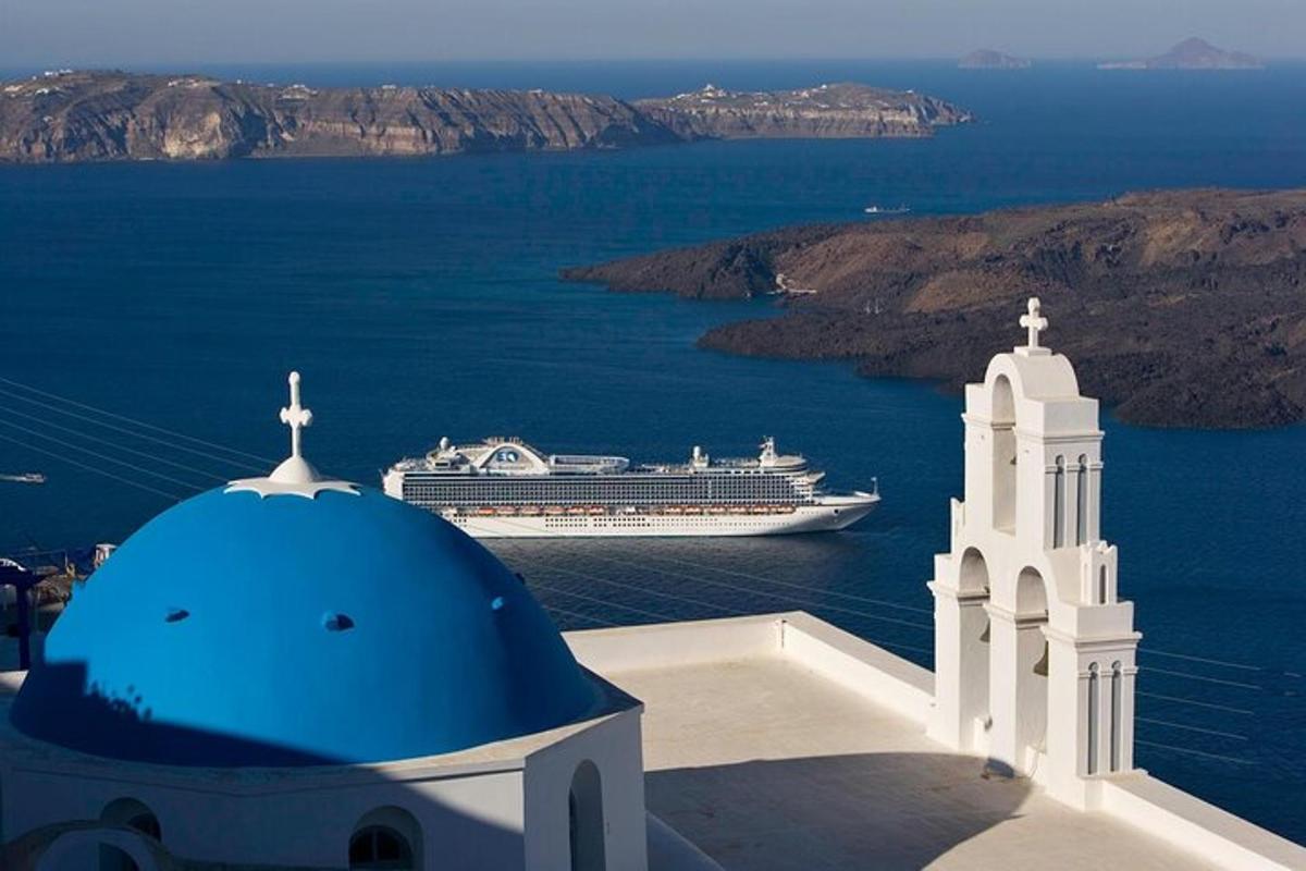 Un crucero en el agua junto a una iglesia.