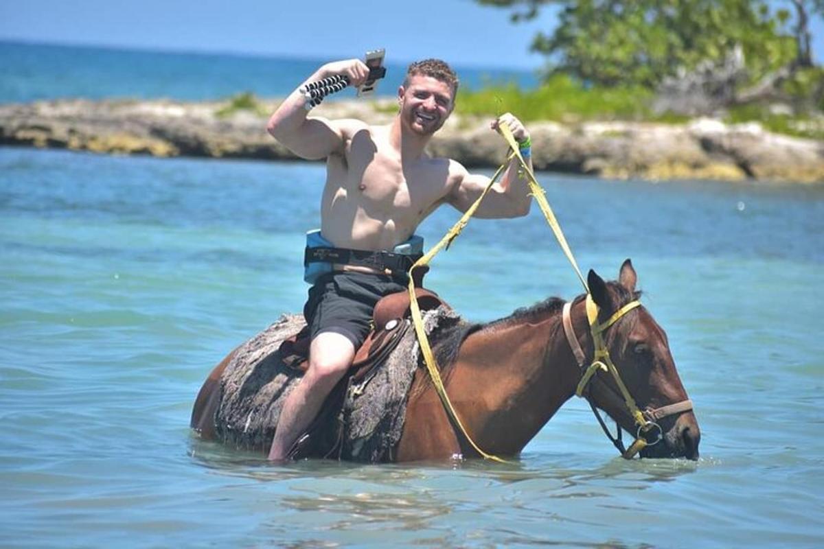 un hombre montado a caballo en el agua