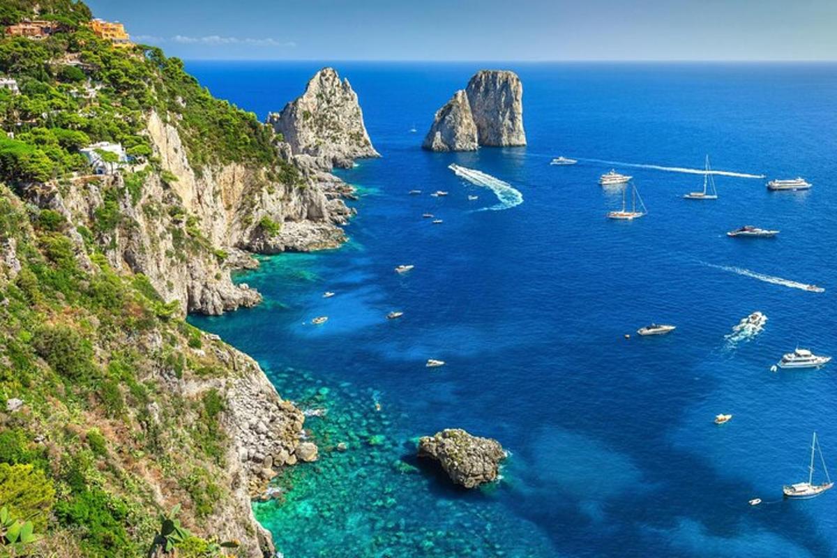 um grupo de barcos na água em um penhasco
