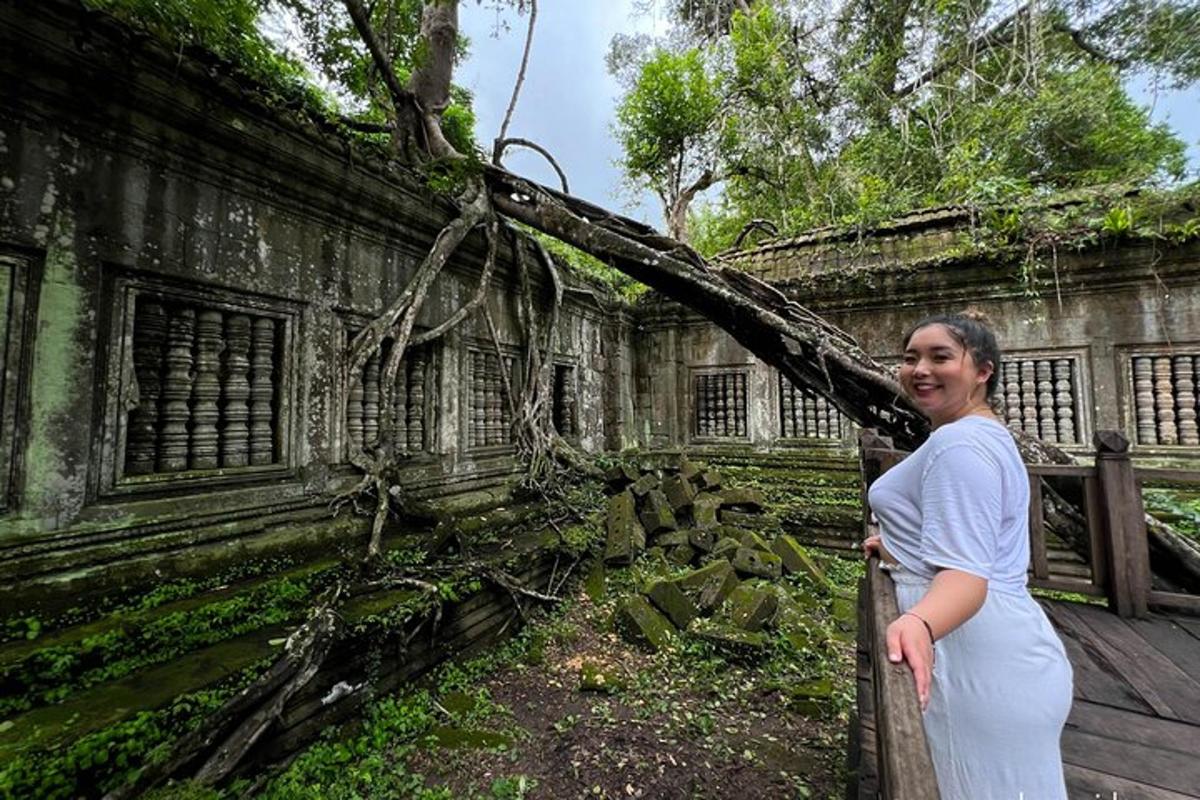 seorang wanita berdiri di sebelah pagar di sebuah bangunan lama