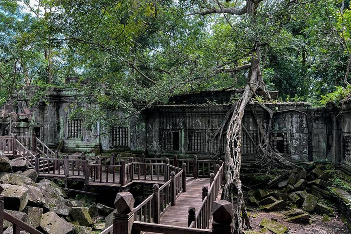 jambatan kayu di hadapan bangunan batu