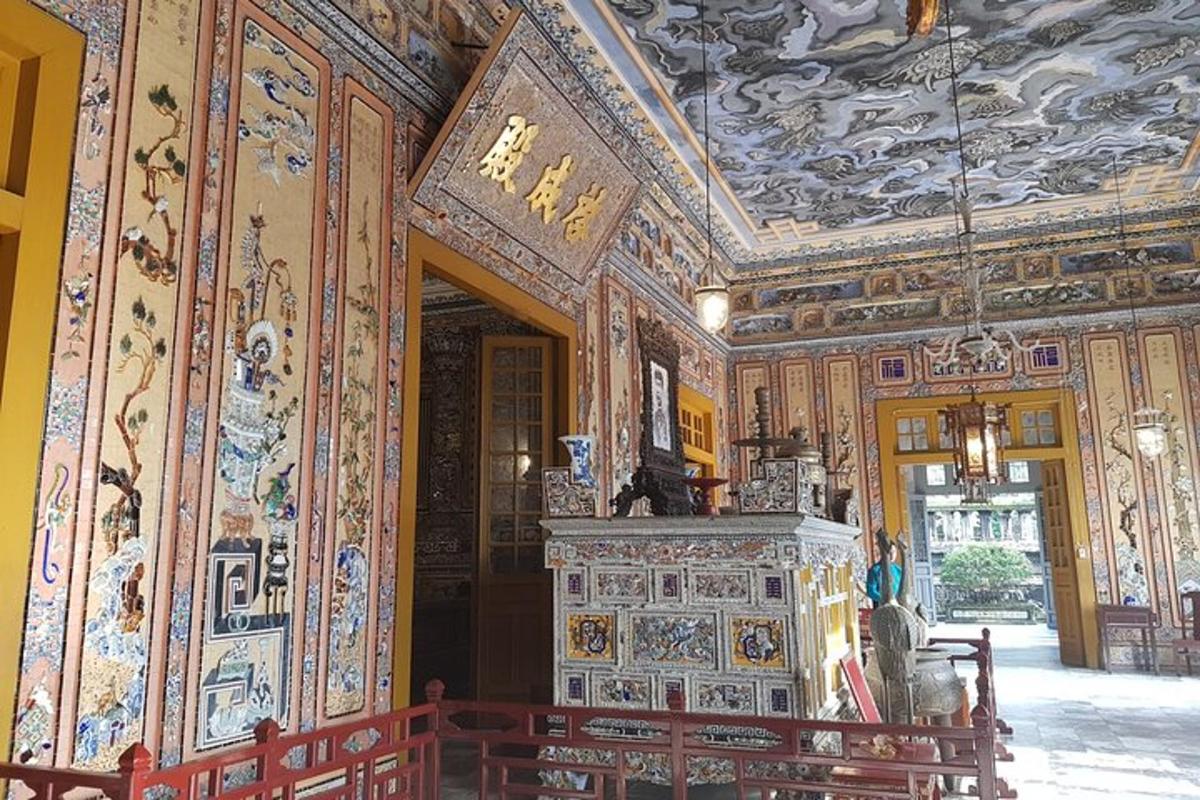 Una habitación con una iglesia con una pared cubierta de papel pintado.