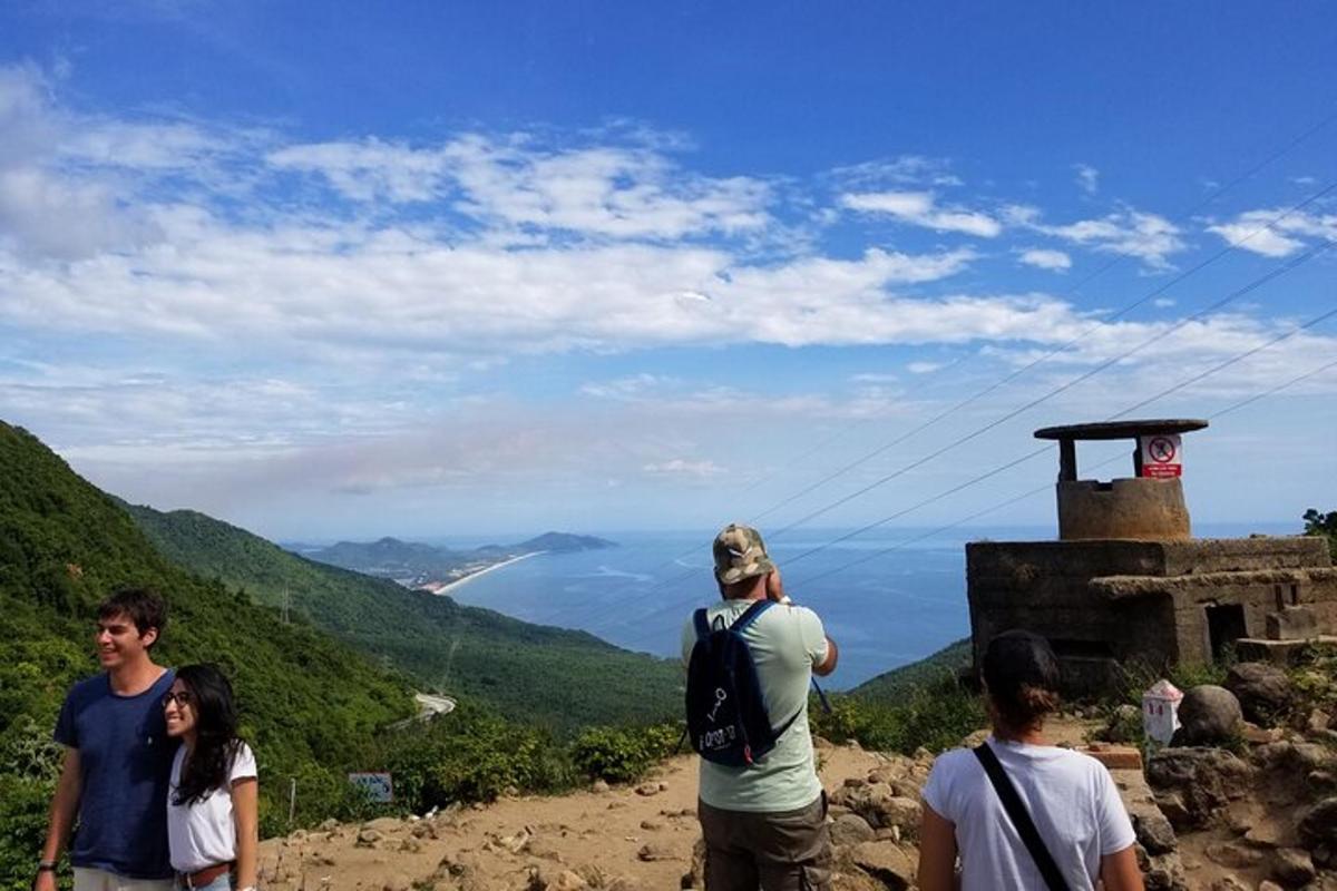 skupina ljudi, ki stojijo na vrhu gore