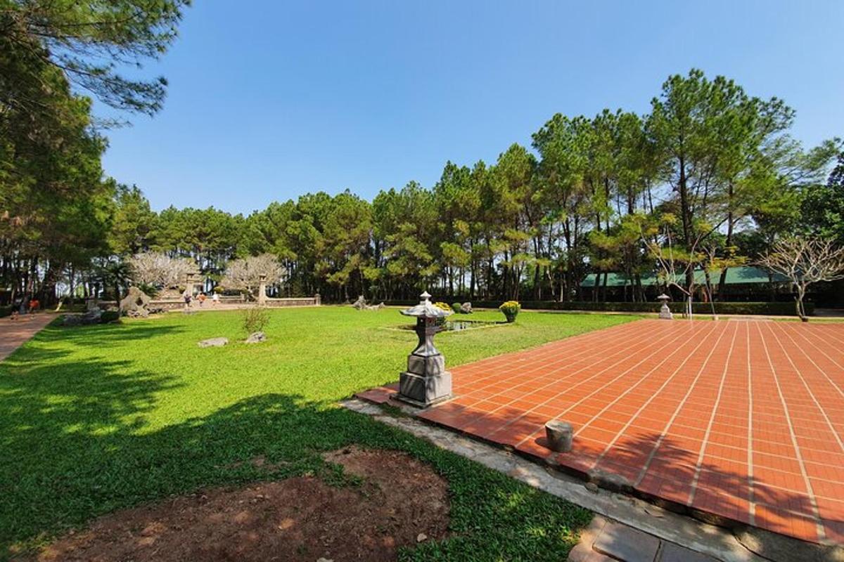 un parque con una estatua en medio de un campo