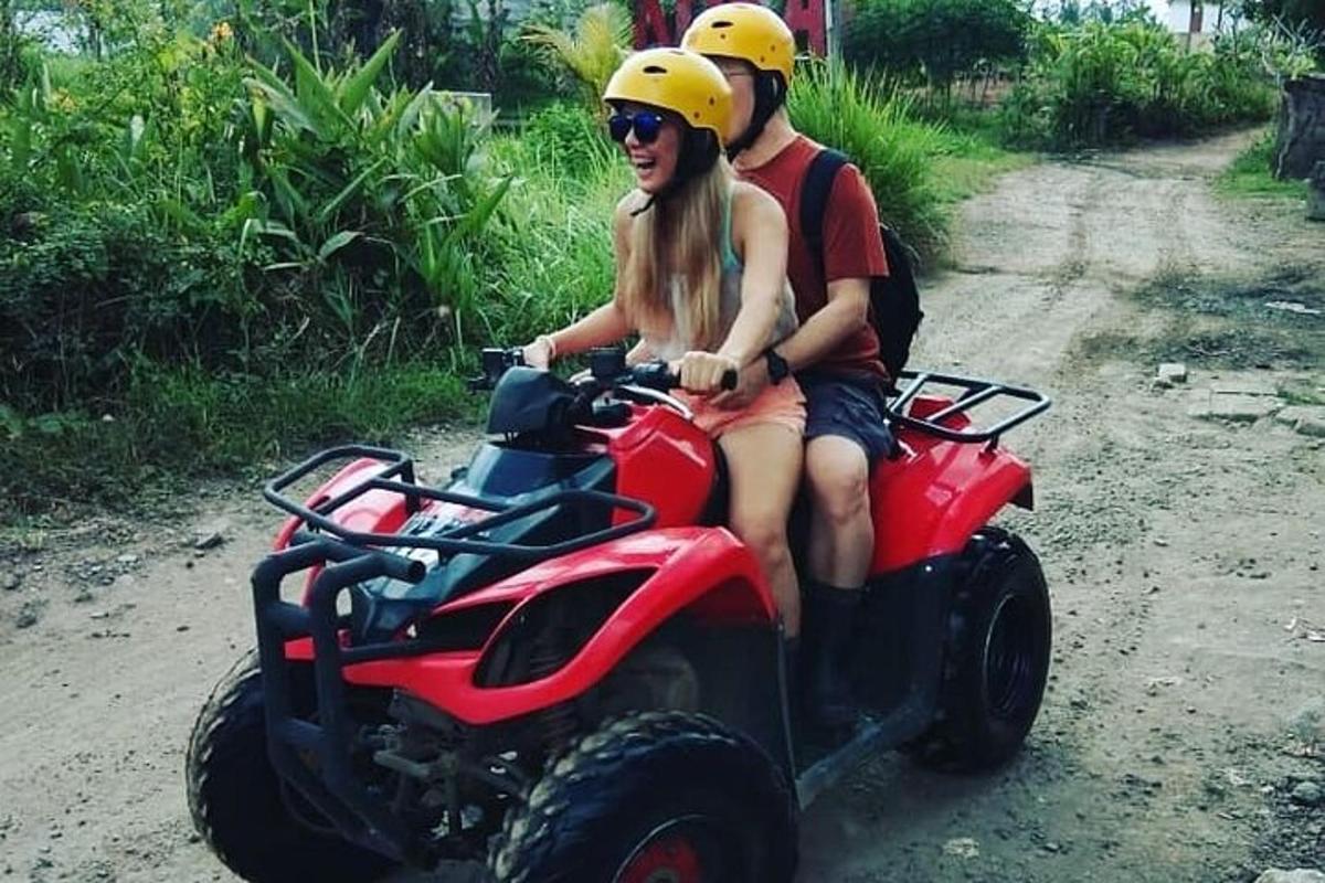 moški in ženska, ki se vozita na štirikolesniku